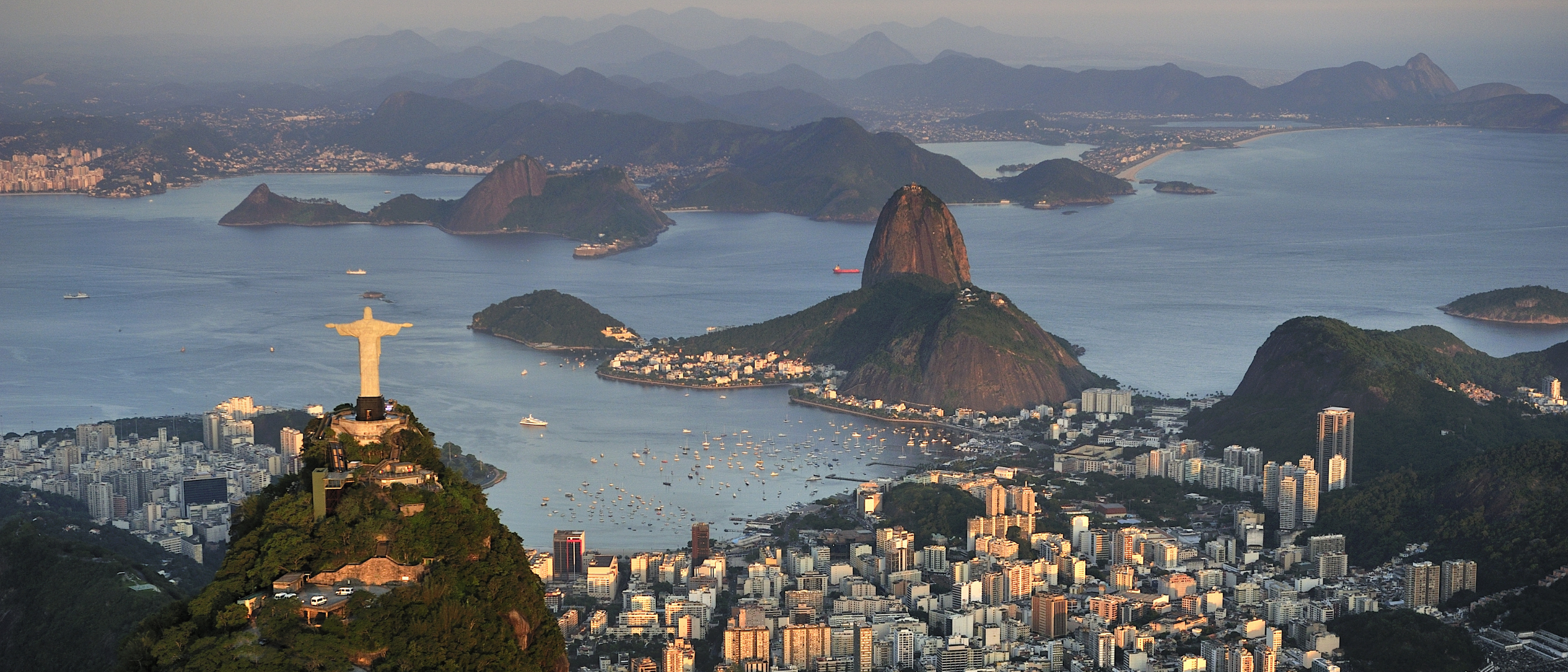 Bild der Stadt Rio de Janeiro von oben Richtung Küste