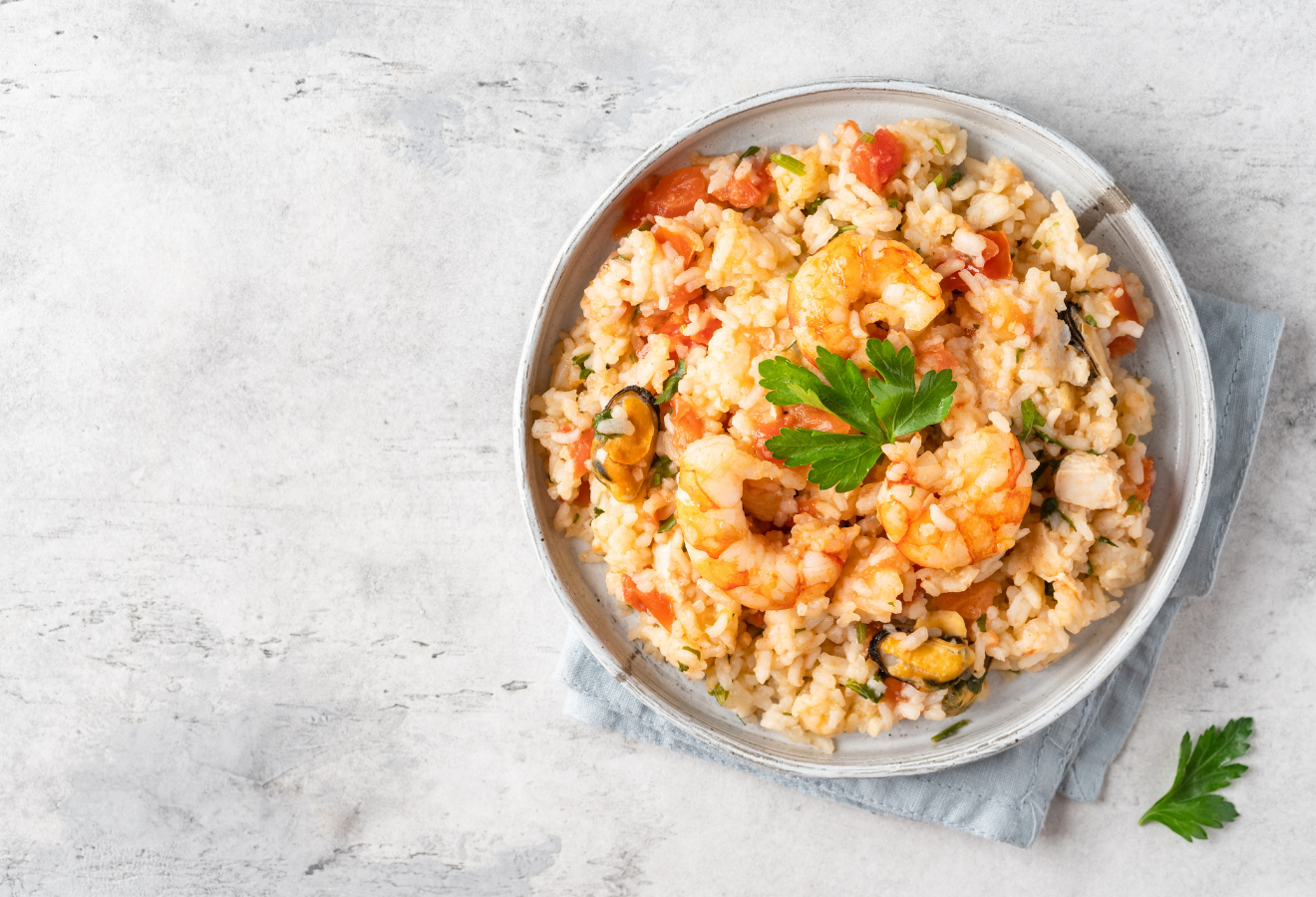 Paella grünes Curry auf einem weißen Teller