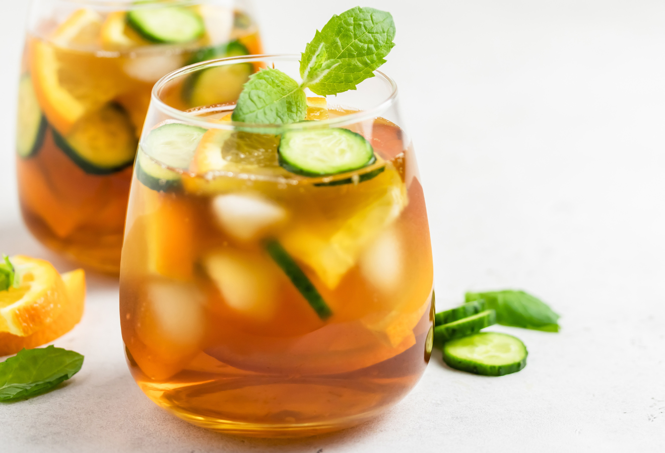 Gurken-Minz-Eistee, erfrischend im Glas mit Gurkenscheiben
