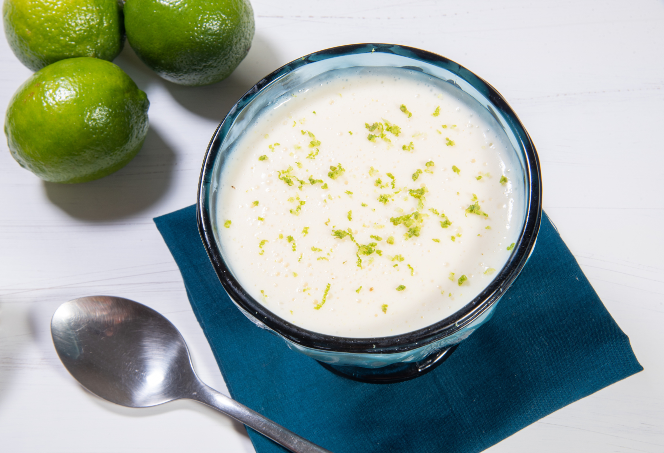 Limonen-Dip in einem Schälchen, daneben ein Löffel