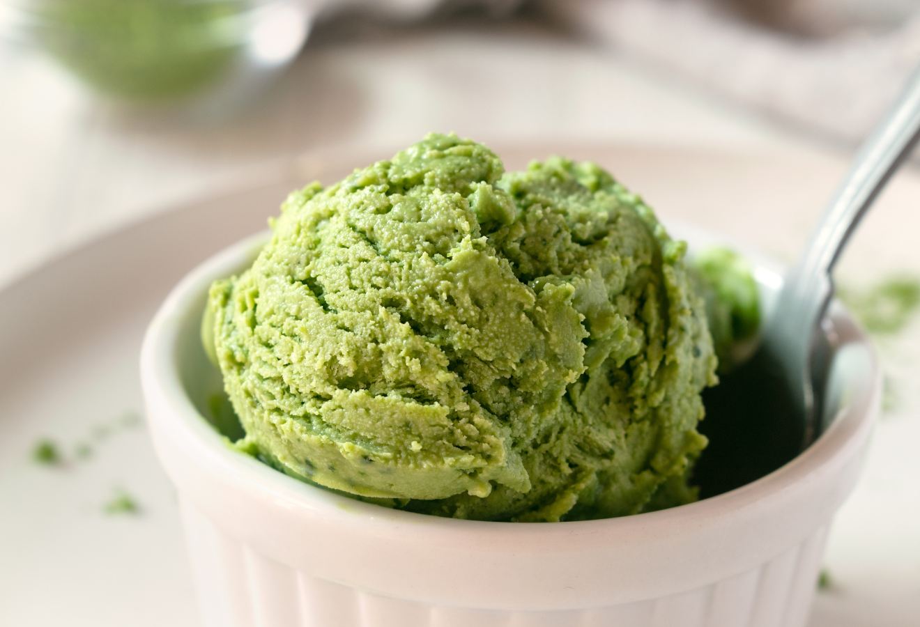 Guacamole-Eis in einer weißen Schale mit einem Löffel
