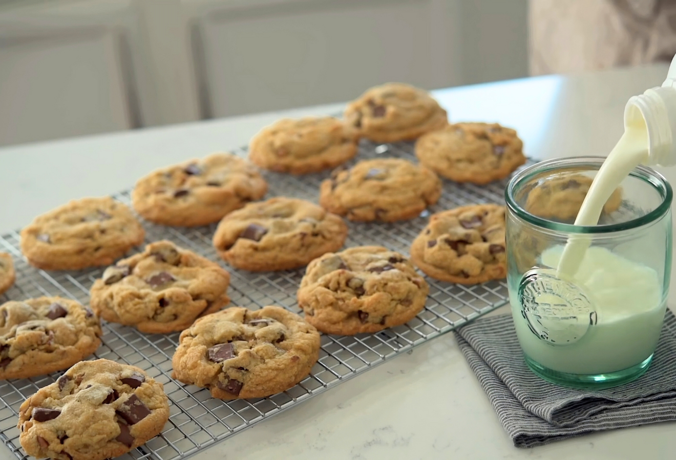 Peanut Butter Choclate Cip Cinnamon Cookies auf einem Gitter, daneben ein Glas Milch