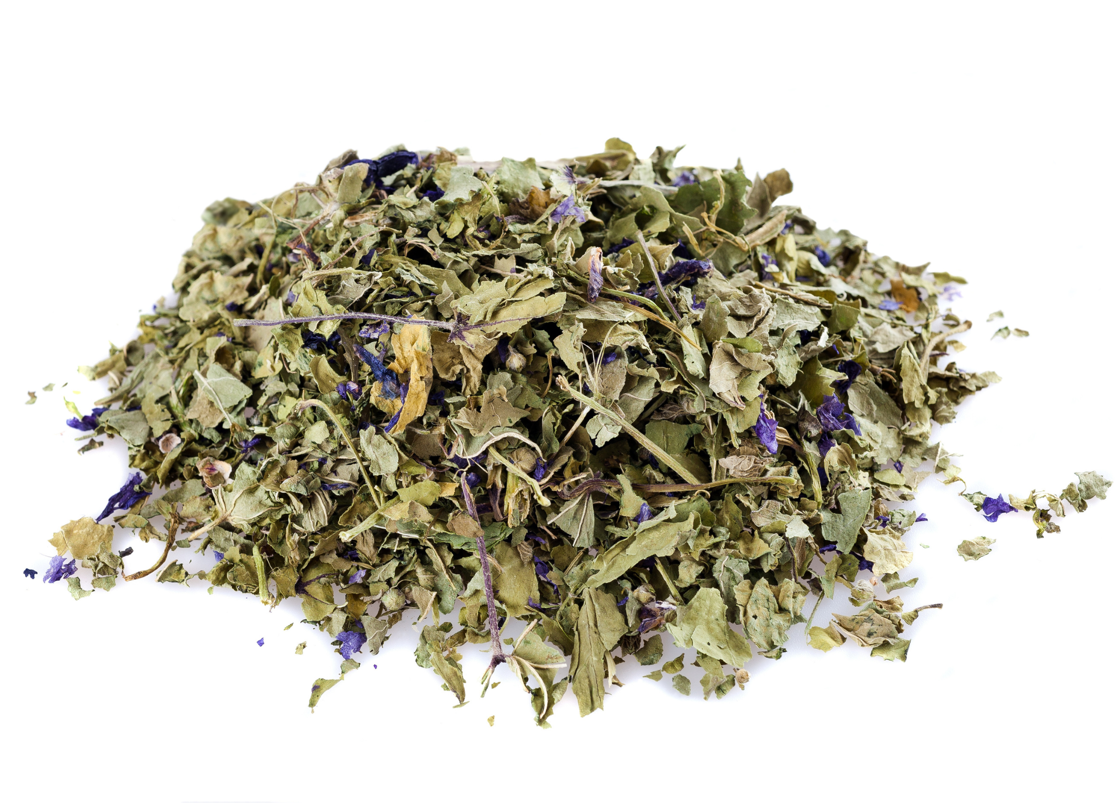 Haufen aus getrockneten Malvenblättern mit violetten Blütenstücken auf weißem Untergrund