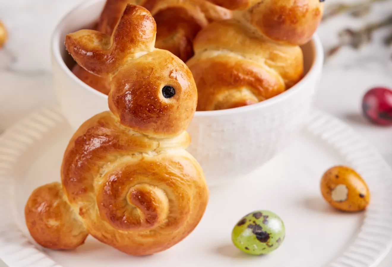 Süße Osterhasis auf einem weißen Teller