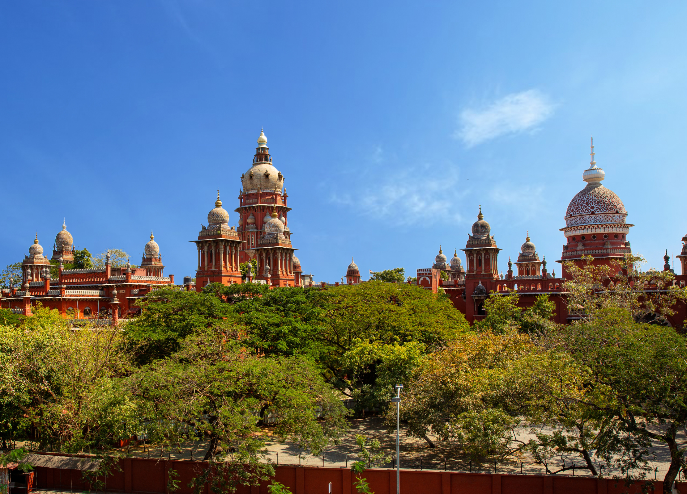 Madras High Court in Chennai, Indien, mit Kuppeln und Türmen hinter Bäumen