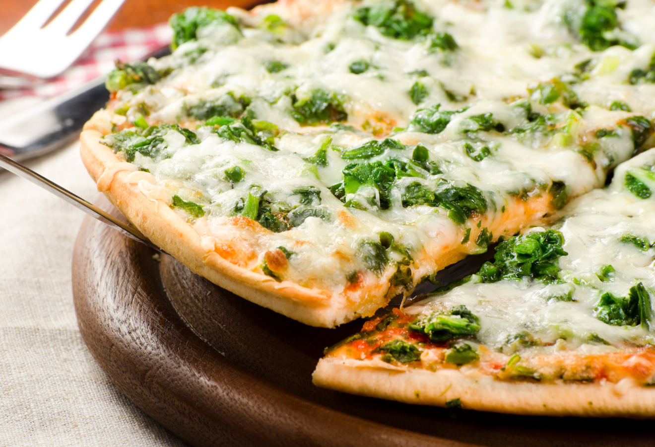 Pizza spinaci auf einem Holztablett