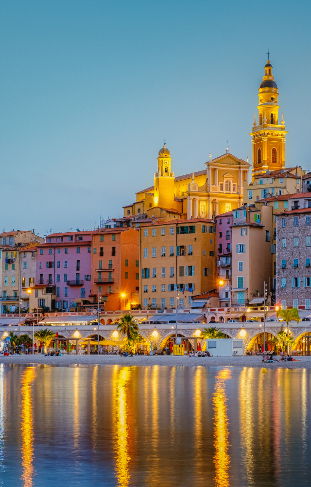 Beleuchtete Altstadt von Menton an der französischen Riviera am Abend