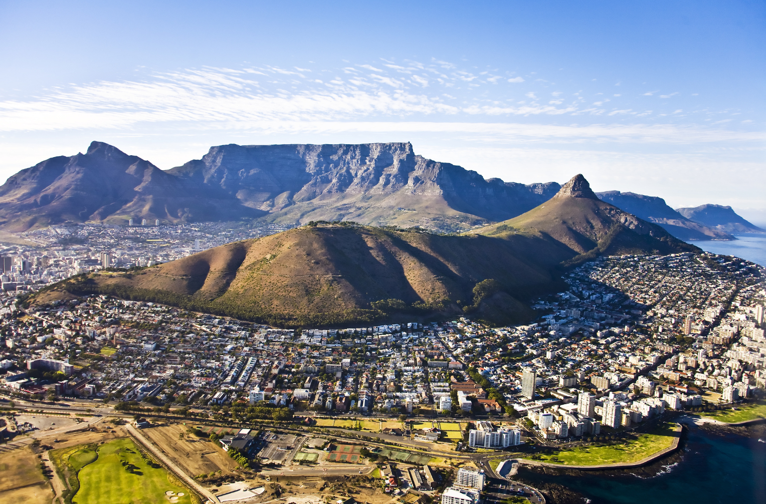Blick auf Kapstadt mit Tafelberg und Löwenkopf vor dem Meer