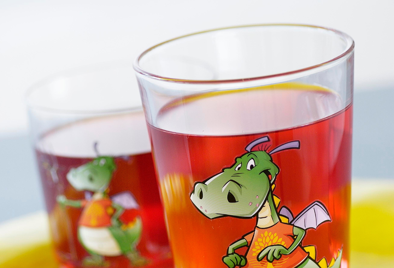 Ferdis Feuerlöscher in 2 Gläsern mit einem Drachen darauf