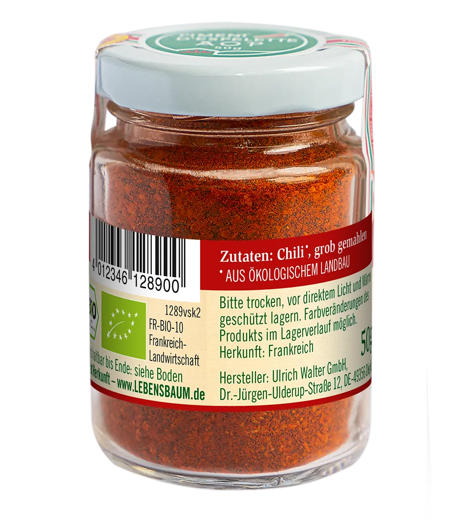 Piment d'Espelette, feingemahlenes rotes Gewürzpulver im Glasgefäß mit weißem Deckel, Bio-Zertifikat und rotem Etikett vom Hersteller Lebensbaum