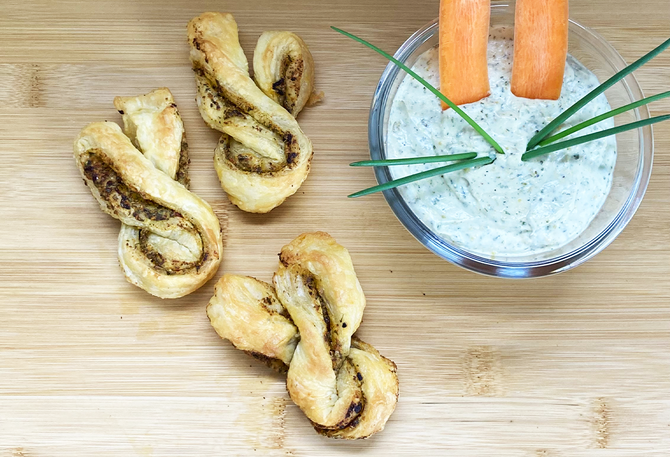 Schnelle Blätterteig-Hasen mit Tomatenbutter, osterlich mit Möhren angerichtet
