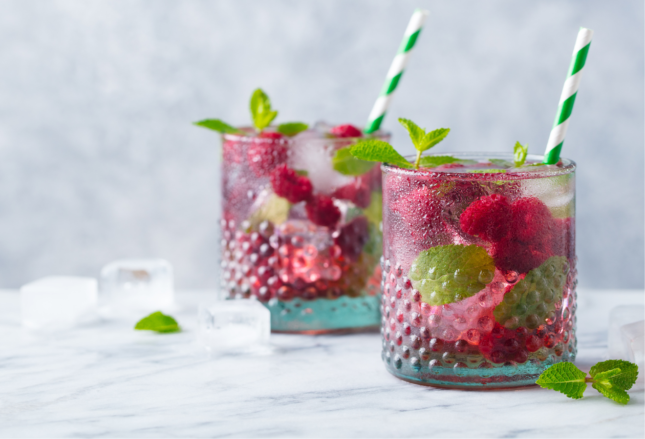 Eistee mit Beeren-Waldmeister