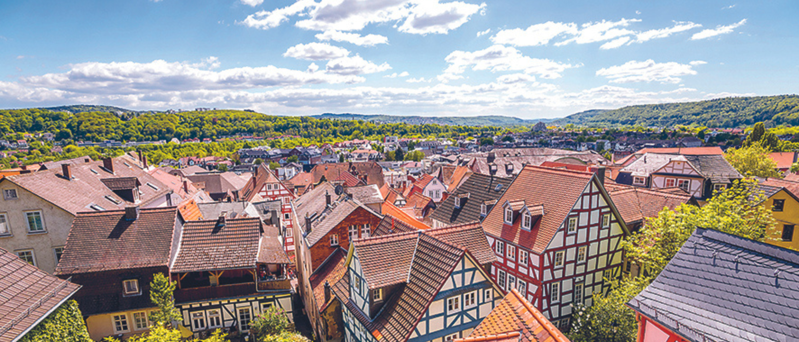 Blick über Lohra Seelbach in Deutschland mit Fachwerkhäusern und grüner Hügellandschaft im Hintergrund