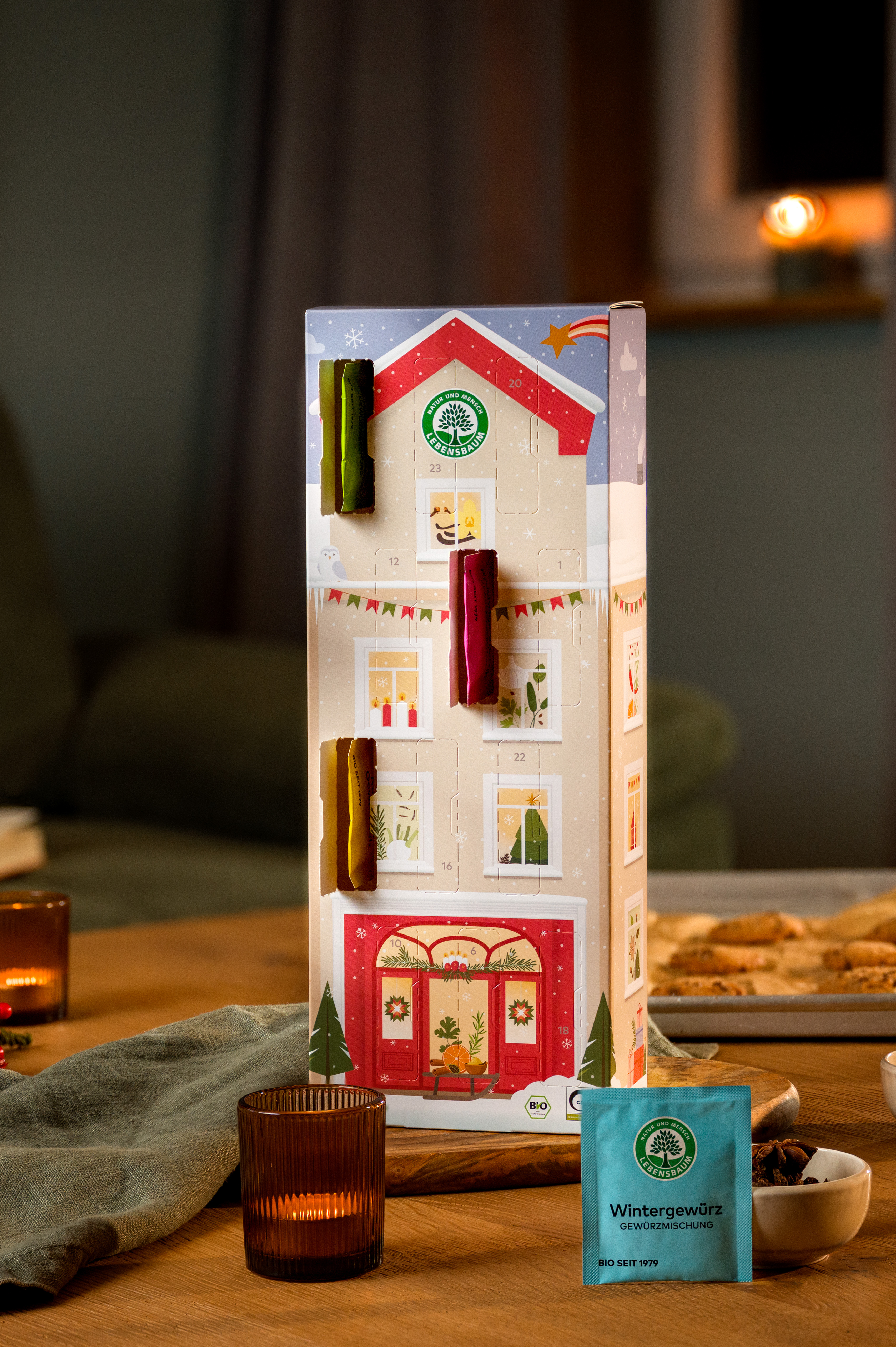 Gewürz-Adventskalender mit vrschiedenen Gewürzen auf einem festlich gedeckten Tisch