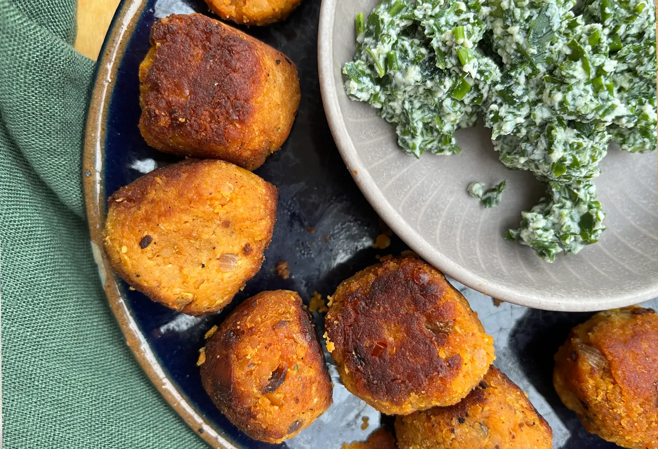 Umami Falafel mit Dip auf einem Teller