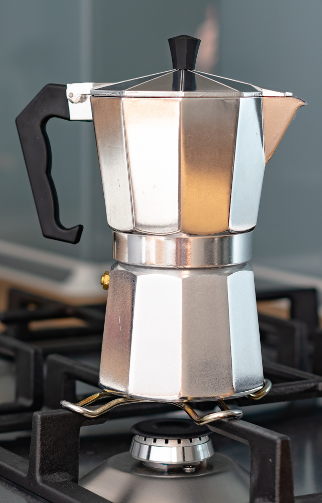 Espressokanne steht auf einem Gasherd in einer modernen Küche