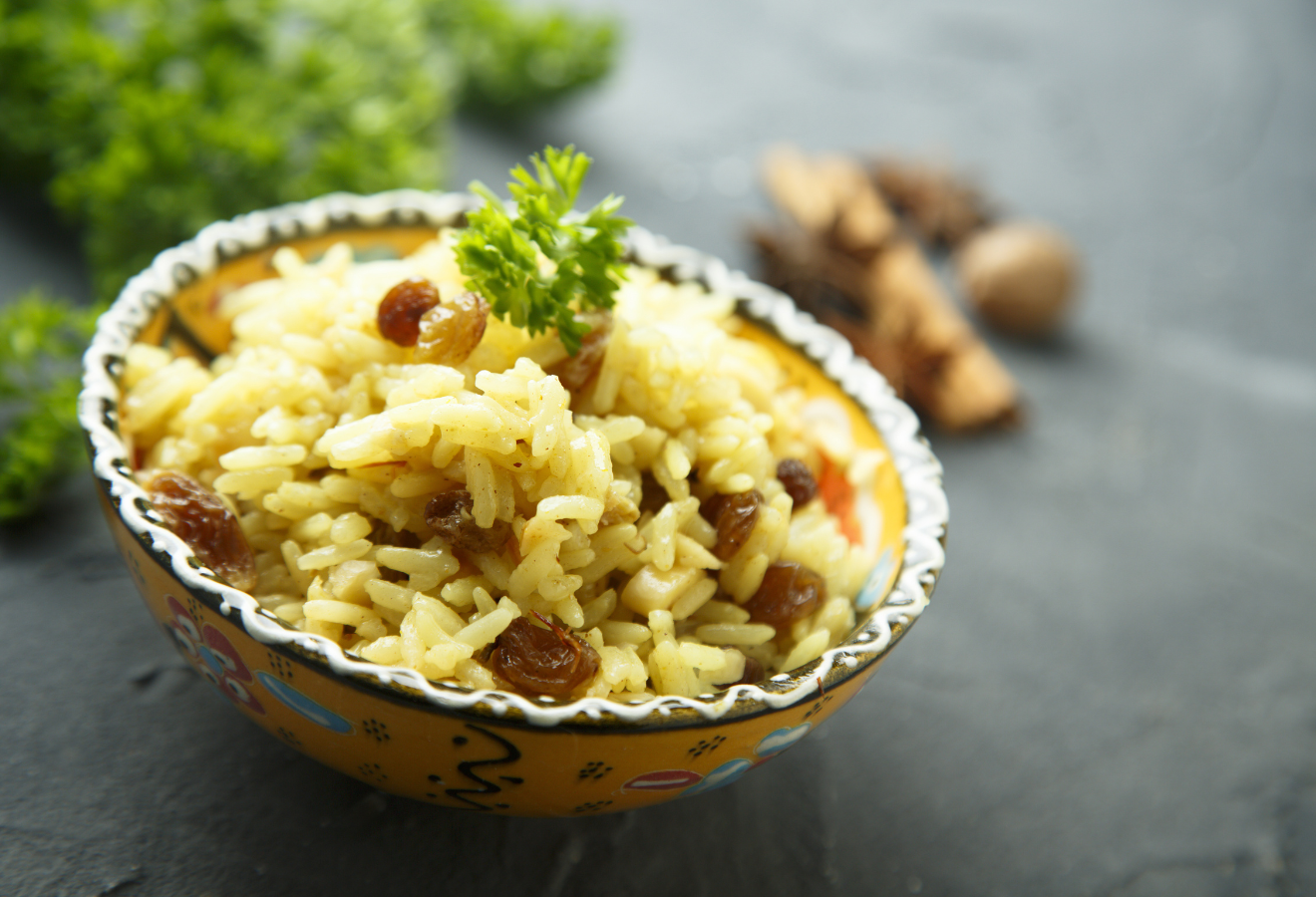 Arabischer Rosinen-Gewürzreis, vegan mit Petersilie angerichtet