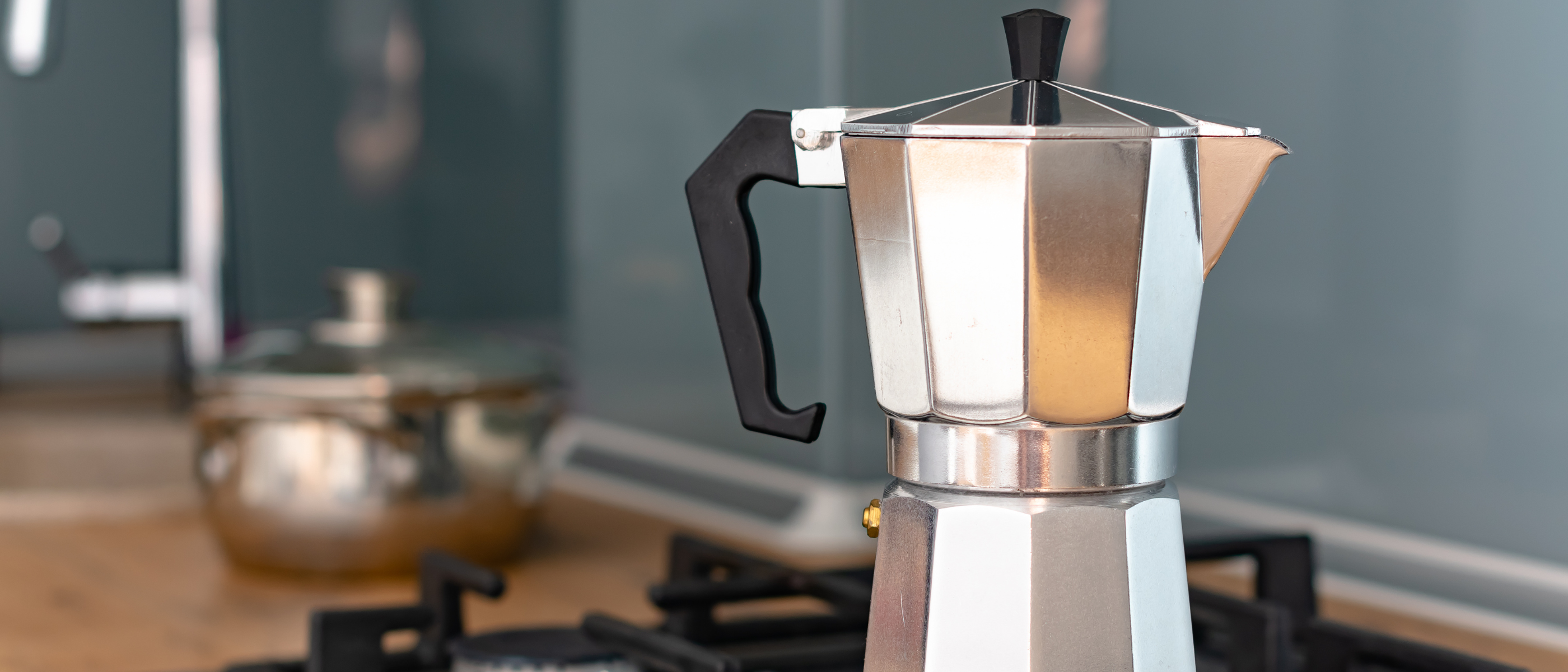 Espressokanne steht auf einem Gasherd in einer modernen Küche