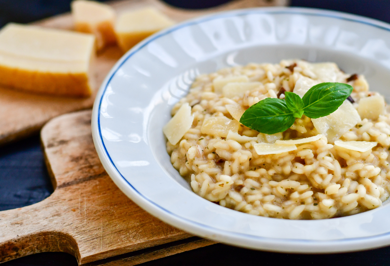 Graupen-Risotto mit Bergkäse auf einem tiefen Teller
