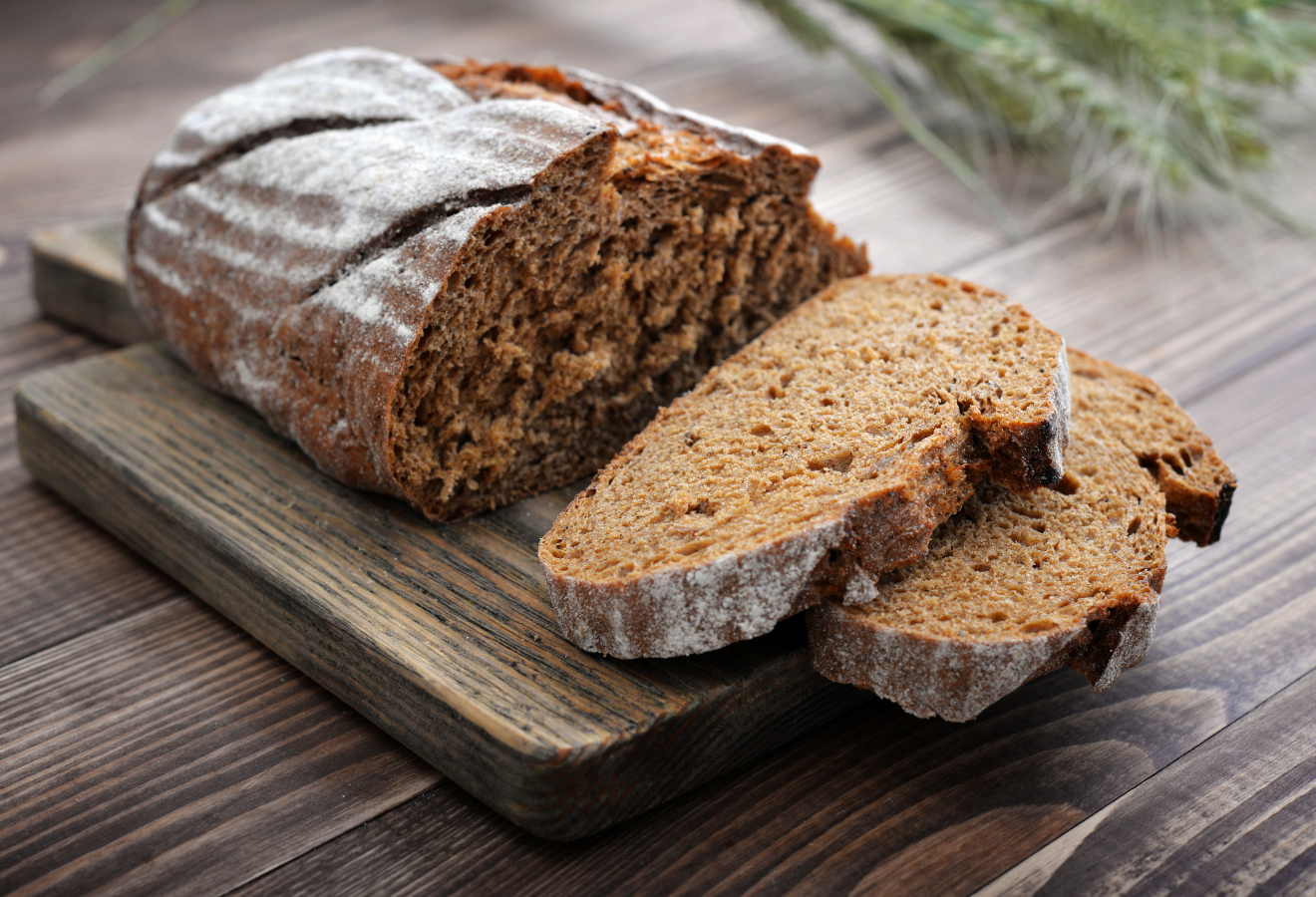 Roggenbrot mit Gewürzen auf einem Holzbrett