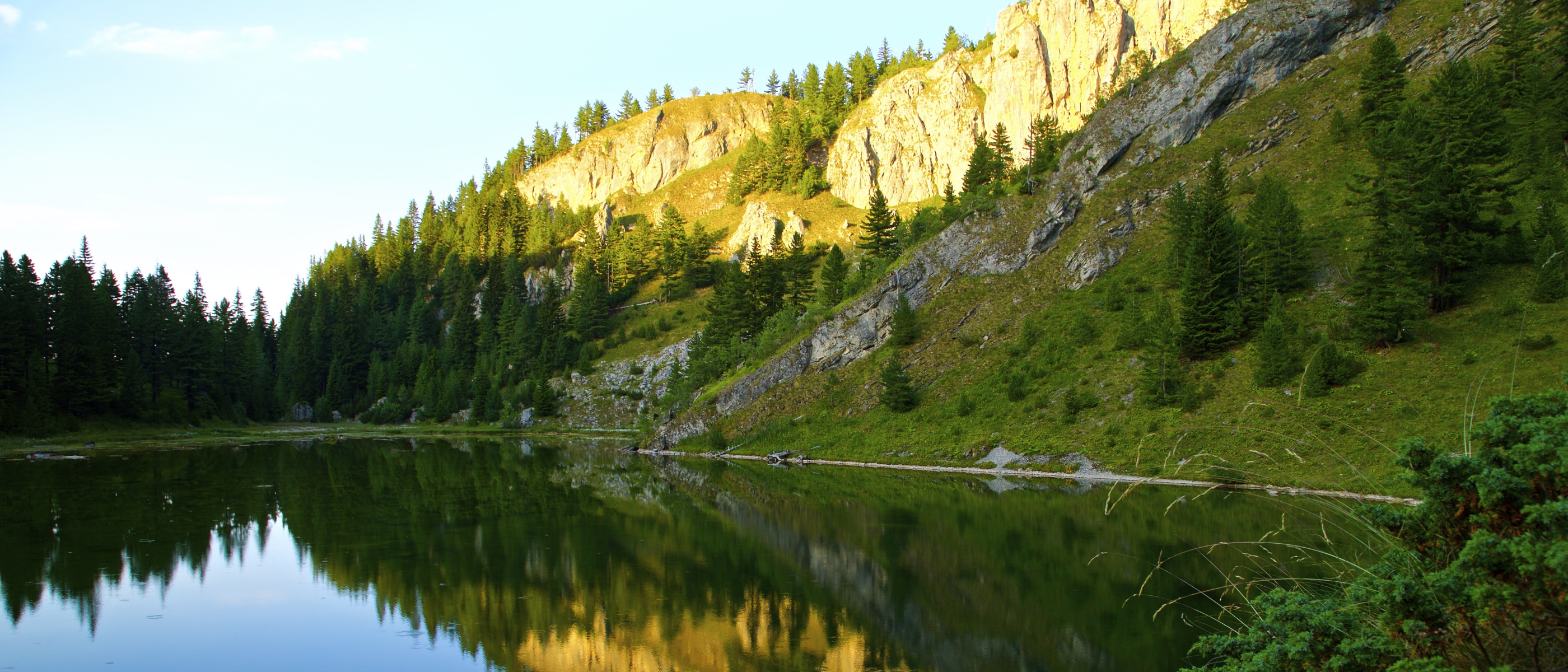 See mit Bergen in Kosovo