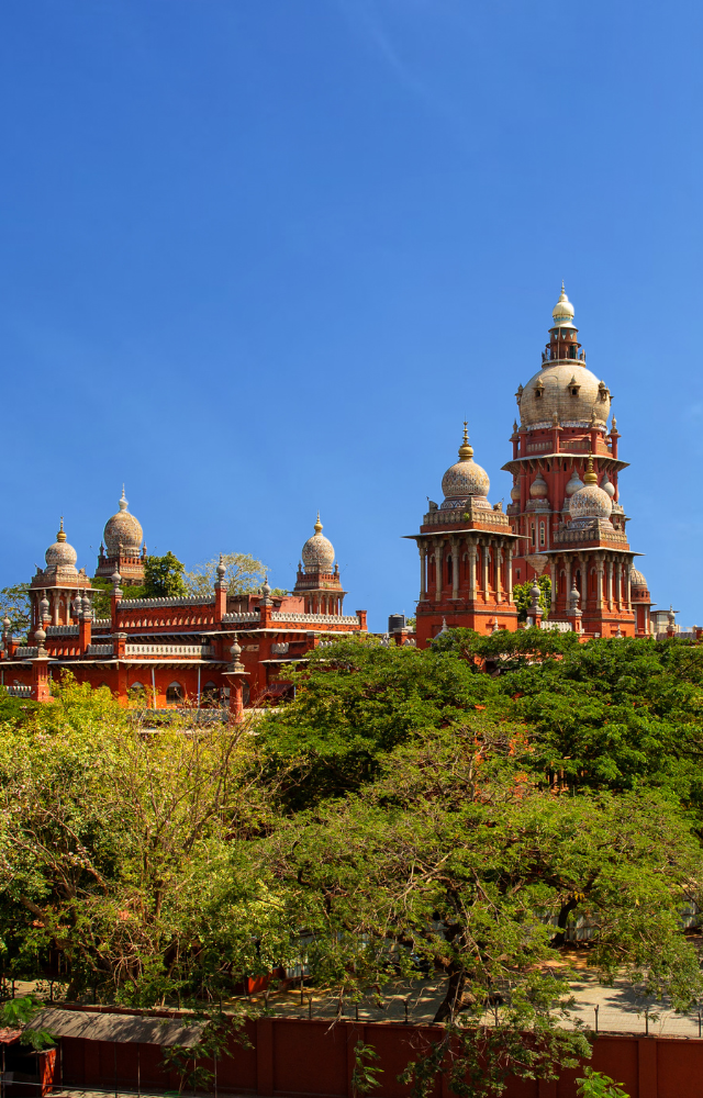 Madras High Court in Chennai, Indien, mit Kuppeln und Türmen hinter Bäumen