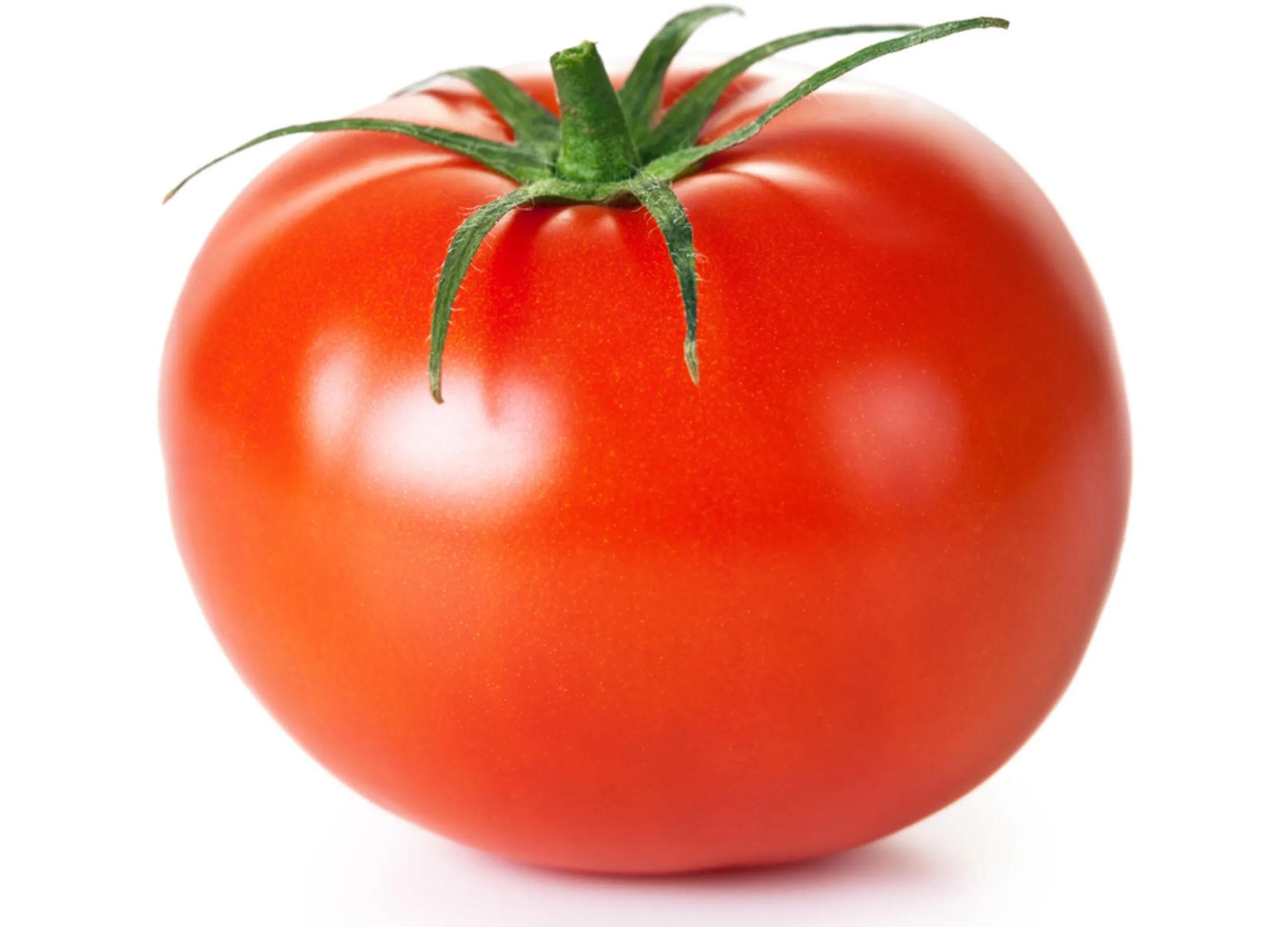 Frische rote Tomate mit grünem Stielansatz auf weißem Hintergrund.