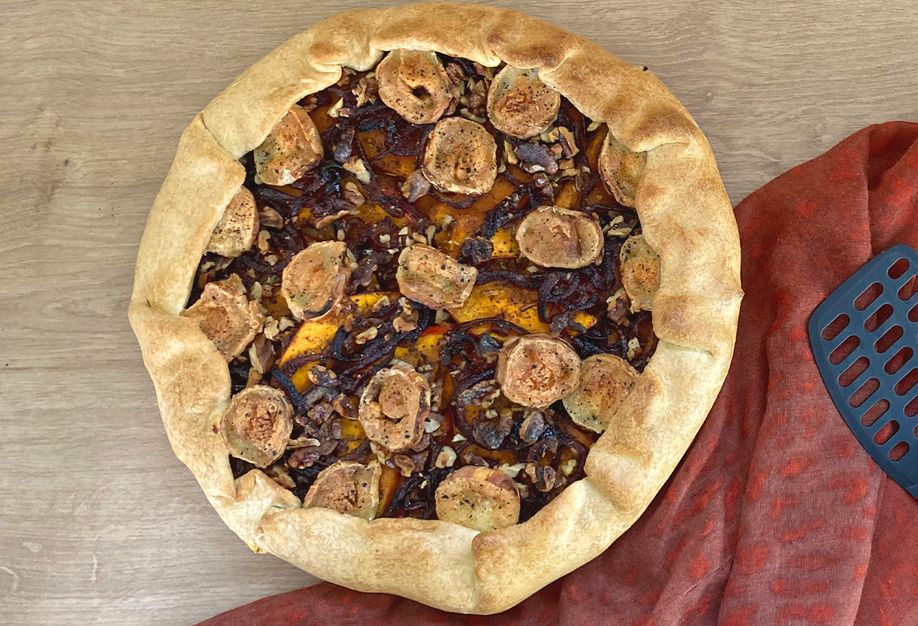 Kürbis-Galette mit Ziegenkäse und karamellisierten Balsamico-Zwiebeln