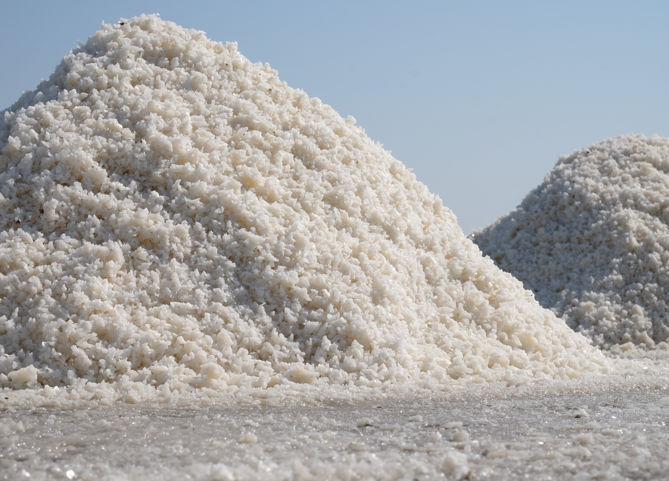 Salzberge unter blauem Himmel in Griechenland