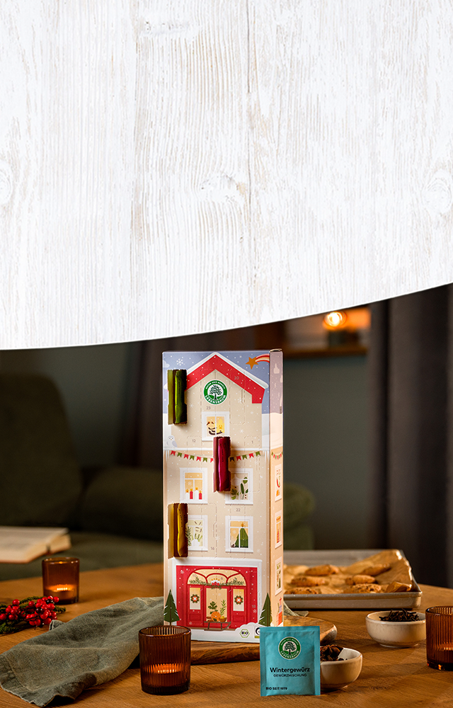 Lebensbaum Adventskalender mit verschiedenen Bio-Produkte in weihnachtlicher Atmosphäre