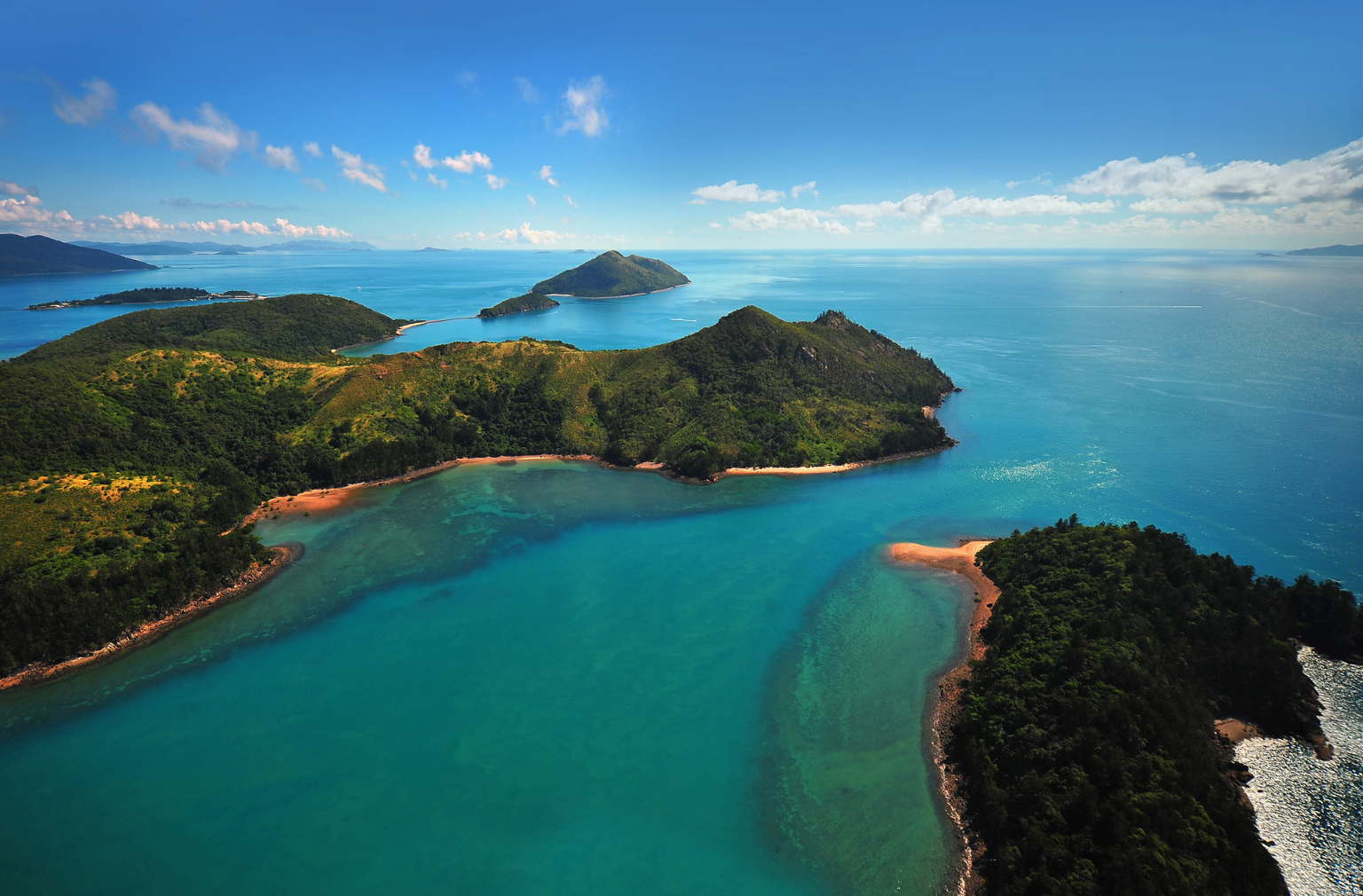 Tropische Inseln mit grüner Vegetation und türkisblauem Meer aus der Vogelperspektive in Australien