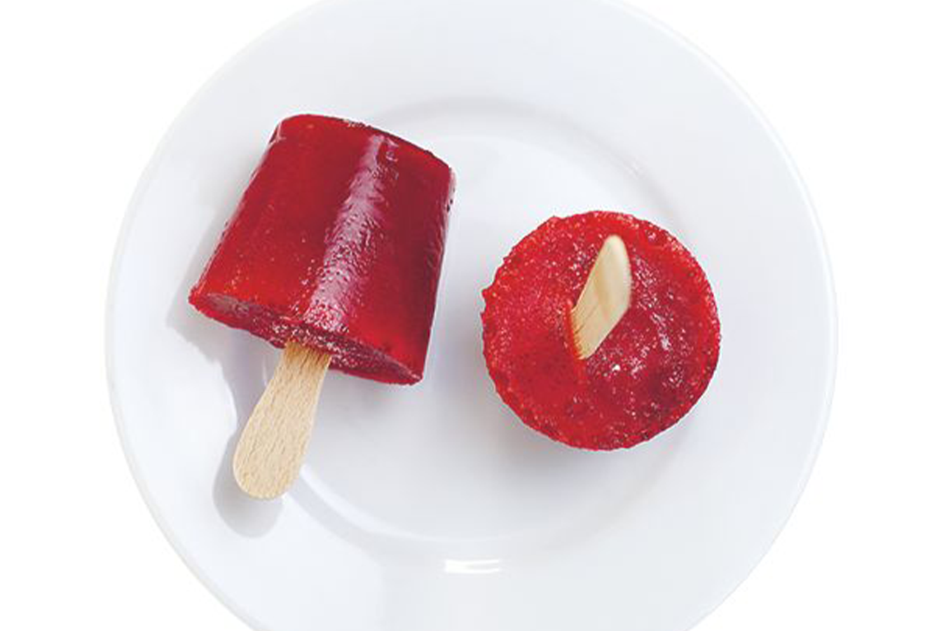 Eis am Stiel auf einem weißen Teller