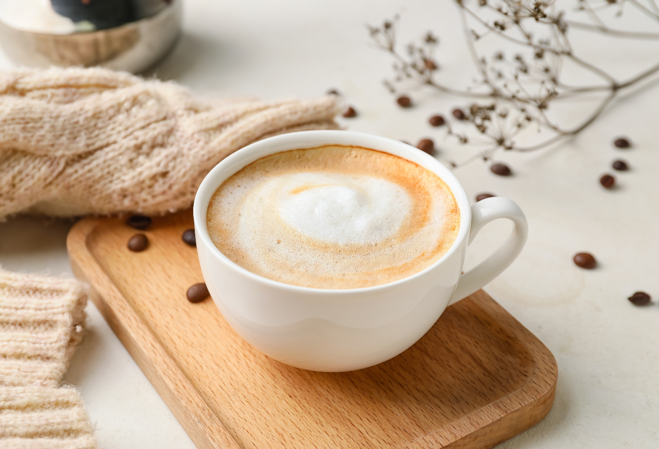 Kardamom-Kaffee mit Zimt-Zucker verfeinert
