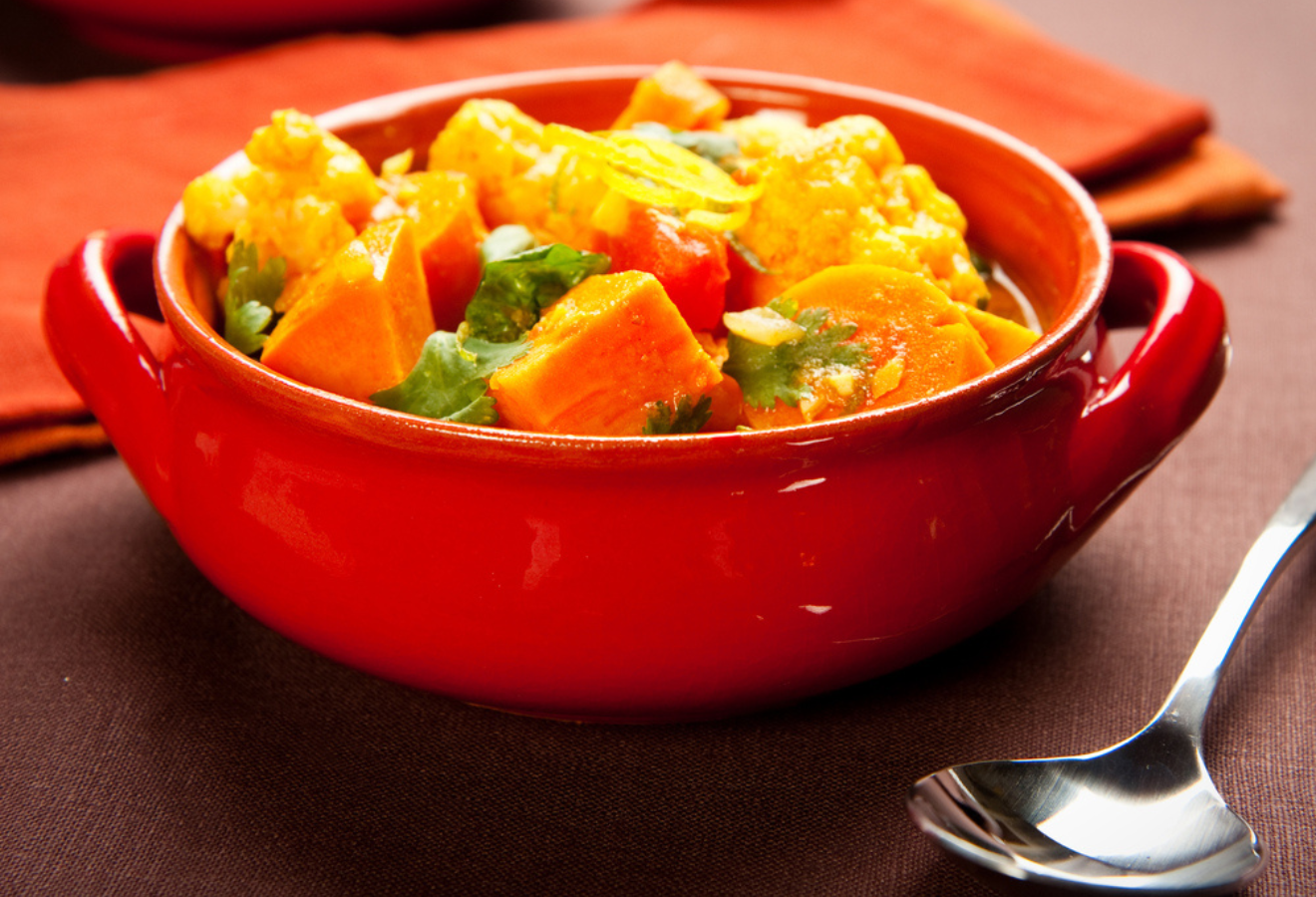 Blumenkohl-Möhren-Curry, vegetarisch in einer Schüssel