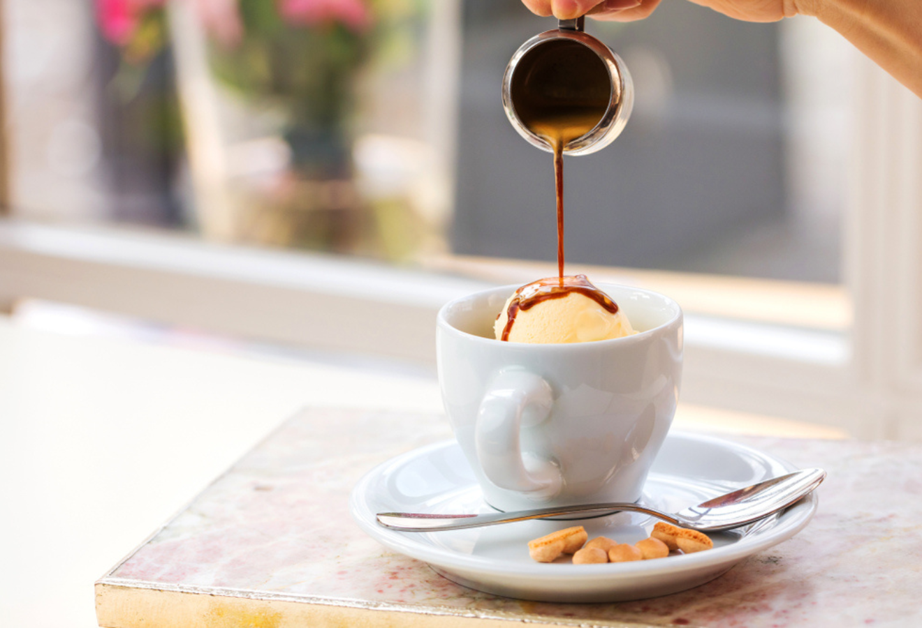 Affogato al Cafè, erfrischend vegetarisch mit Vanilleeis in einer Tasse