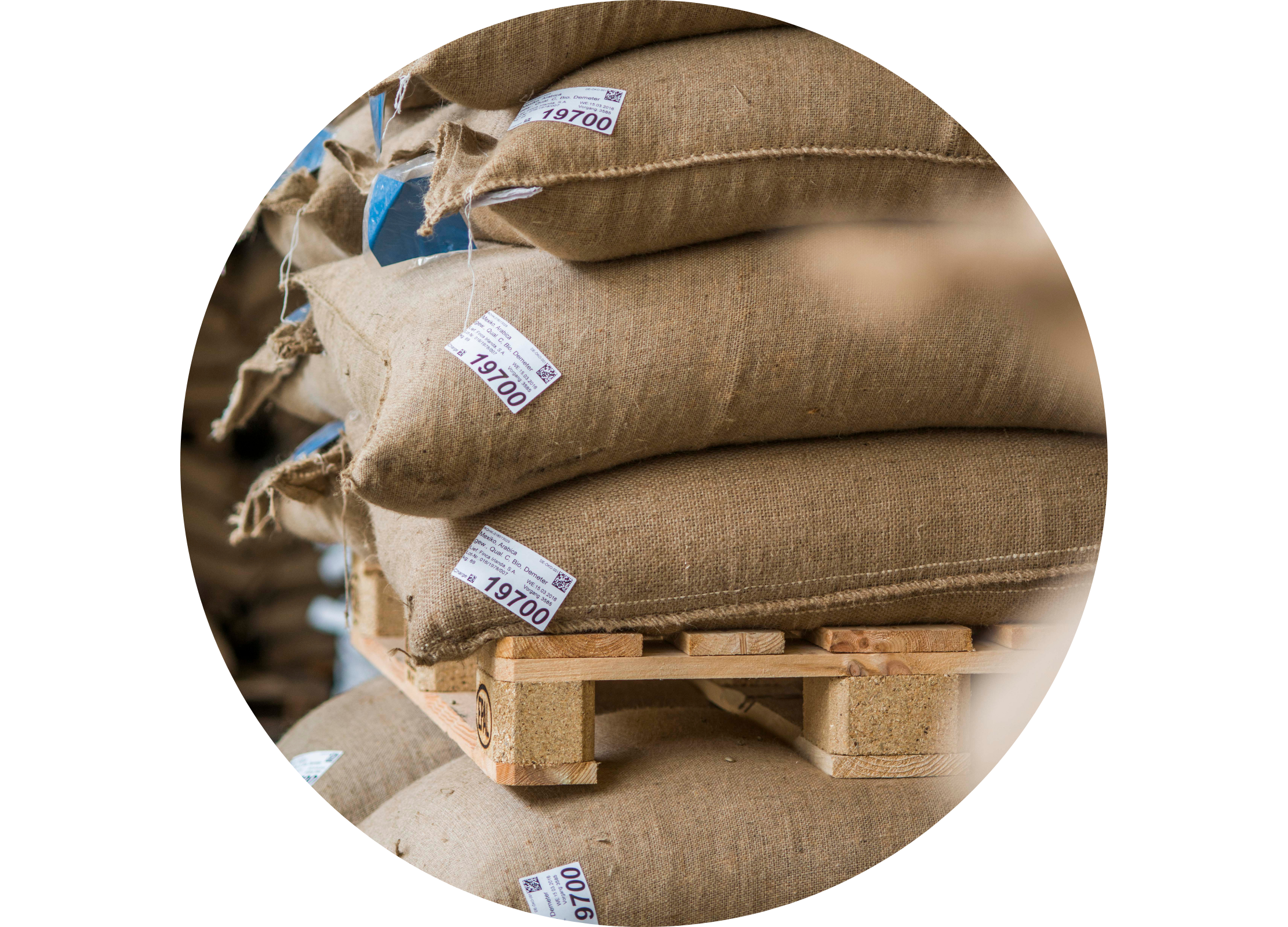 Palette mit Kaffesäcken aufeinander gestapelt