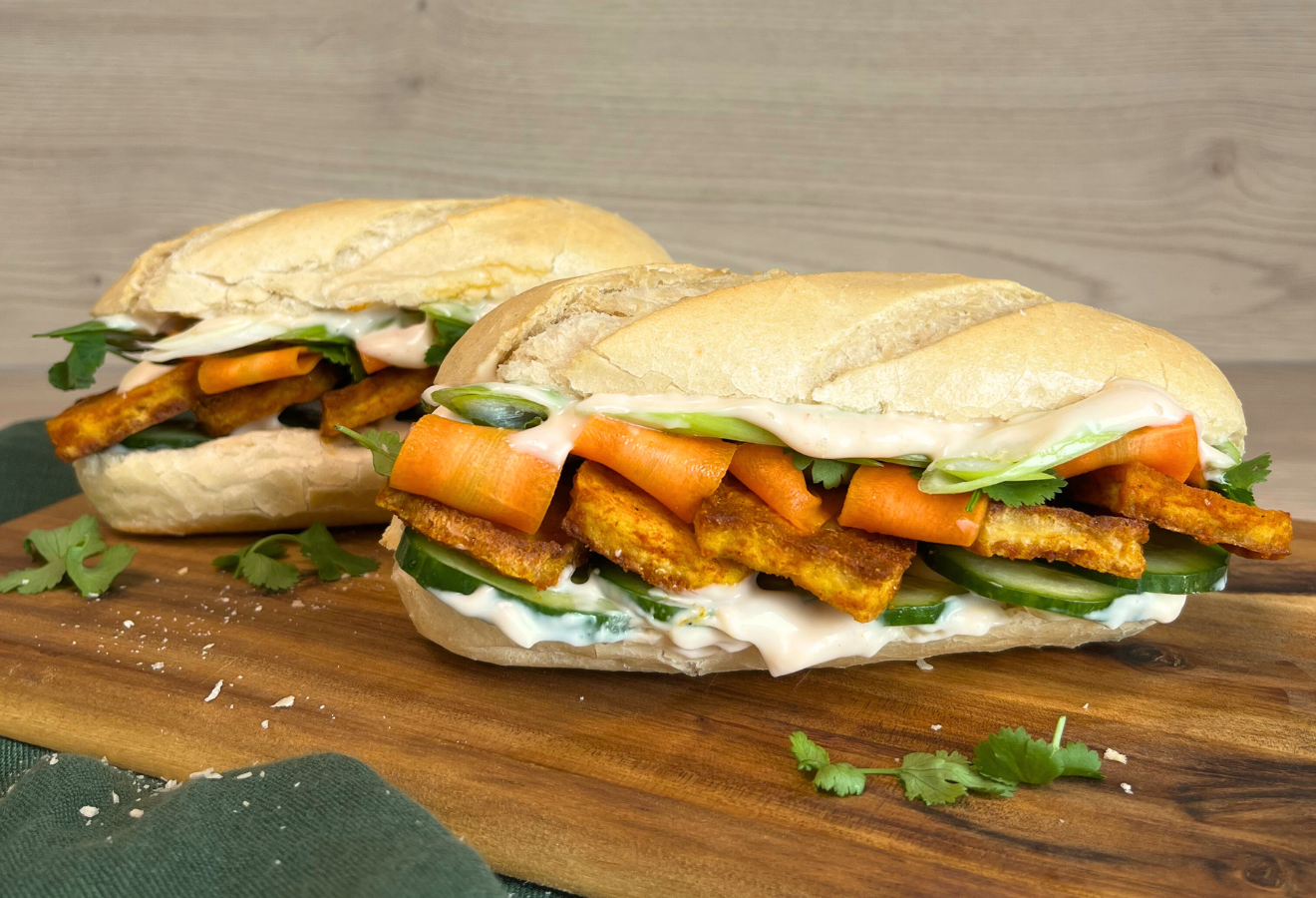 Bánh mì auf einem Brett angerichtet, einfach, schnell