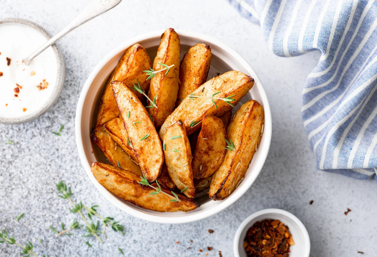 Baskische Wedges, vegetarisch, als Beilage in einer Schüssel mit Rosmarin dekoriert