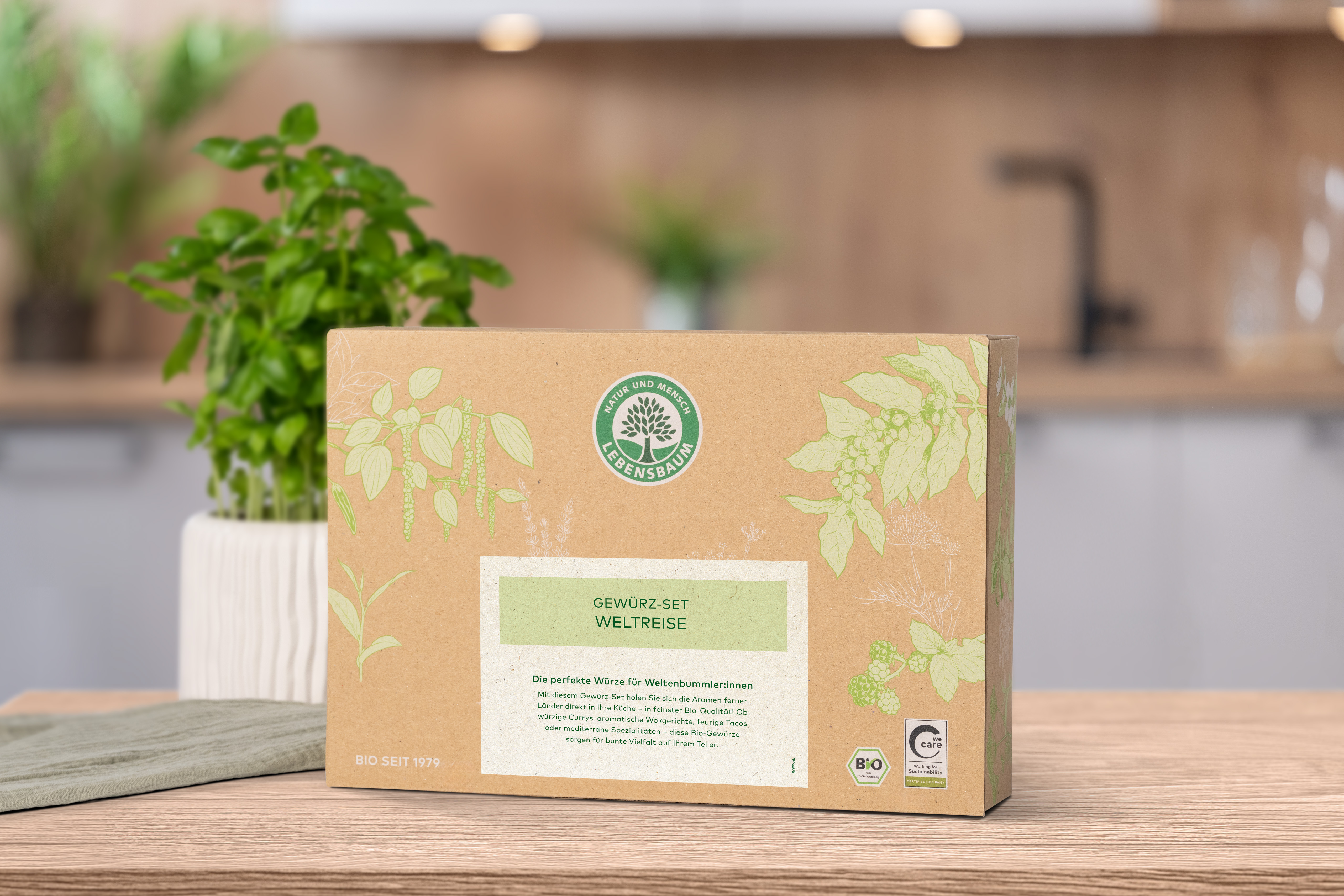erschlossenes Geschenk-Set steht auf einem Holztisch in der Küche